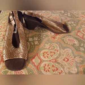 Andre Assous 10 gold brown woven heels sandals shoes
